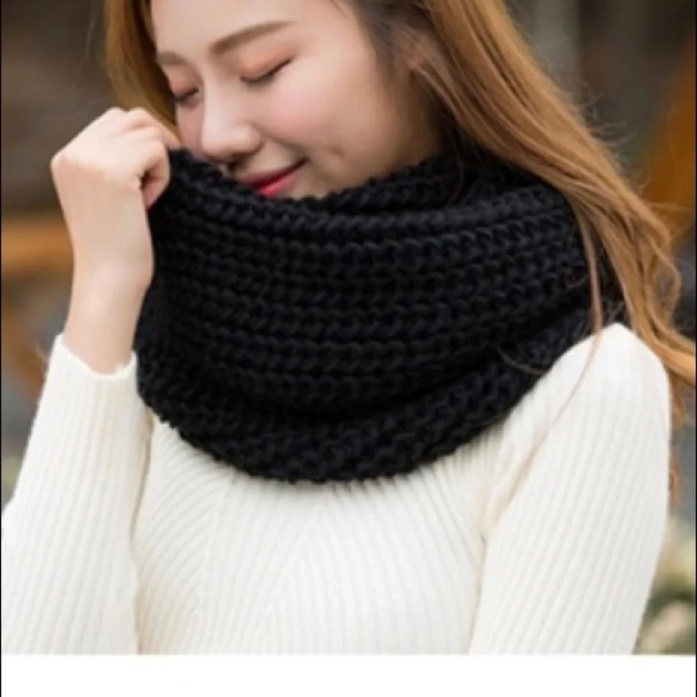 🌑 Black Woman’s circle scarf *NWT* 🌑